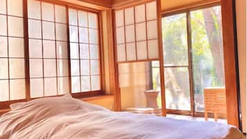 6 bedrooms, desk, iron/ironing board, free WiFi