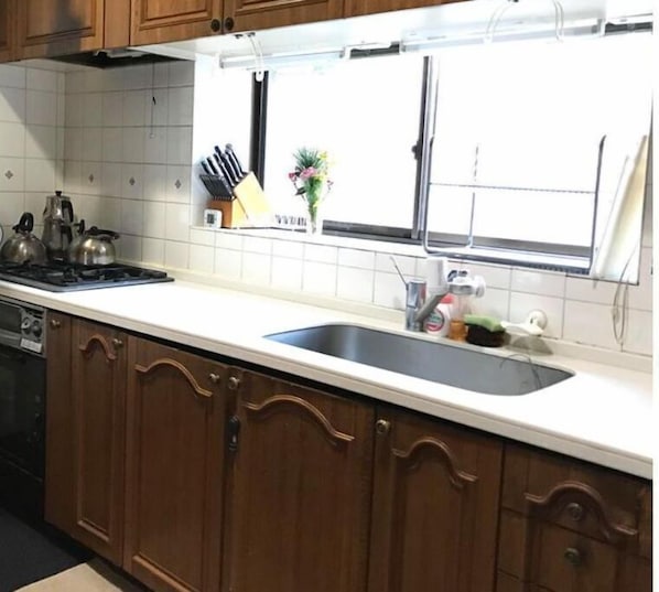 Réfrigérateur, four à micro-ondes, un four, surface de cuisson
