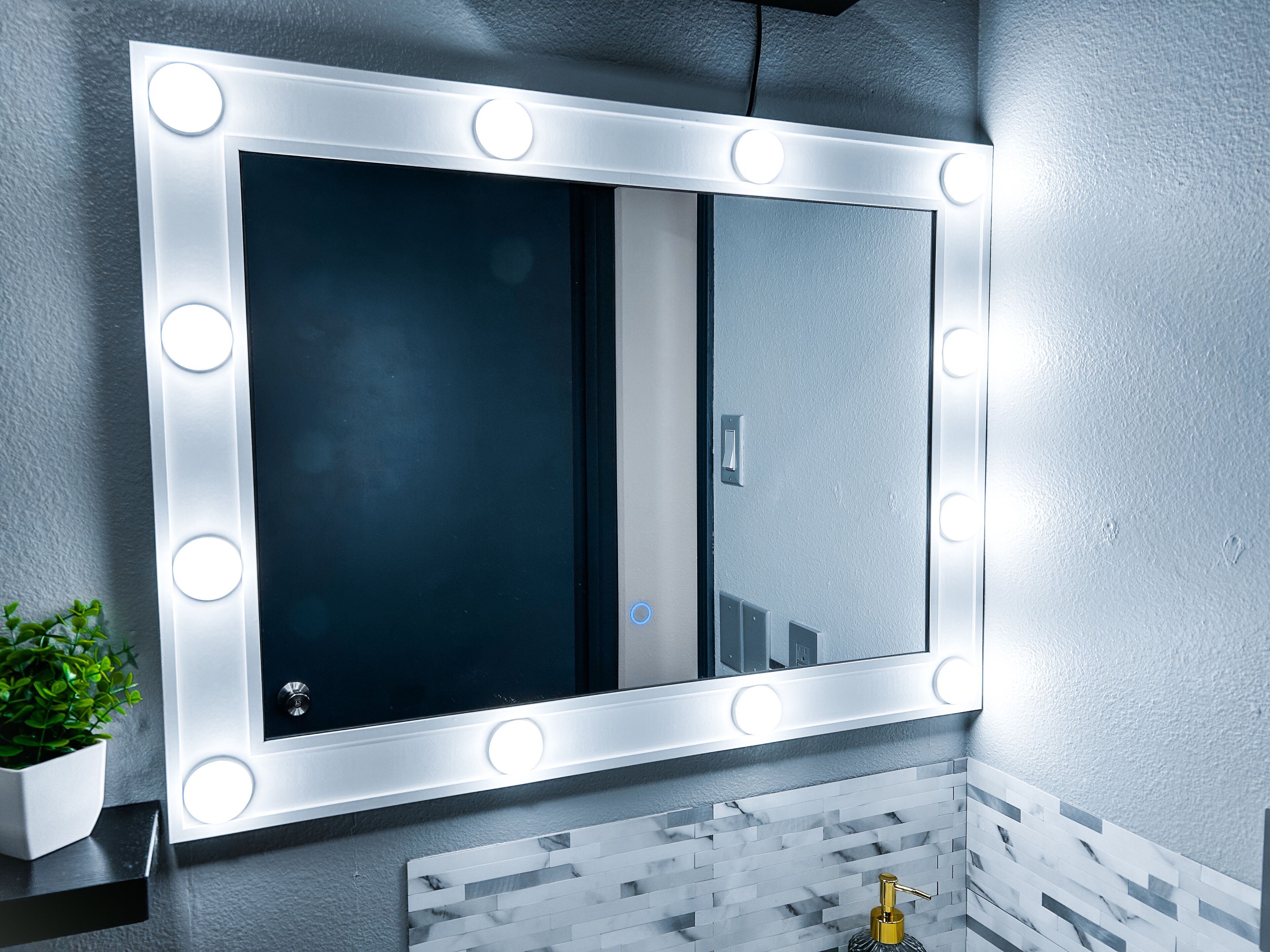 Een haardroger, handdoeken, zeep, shampoo