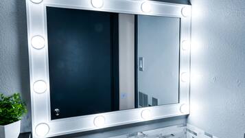 Een haardroger, handdoeken, zeep, shampoo