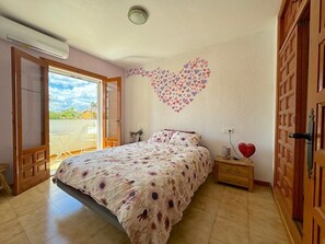 2 bedrooms, iron/ironing board, WiFi