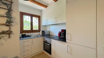 Frigorífico, microondas, horno y placa de cocina