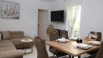 Apartment (Two Bedroom Apartment with Terrace) | Esszimmer