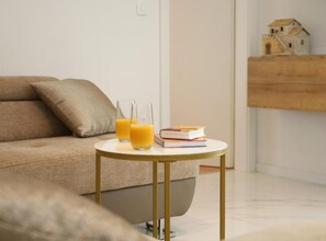 アパートメント (Two Bedroom Apartment with Terrace) | リビングルーム | 32 インチの薄型テレビ (衛星放送視聴可)