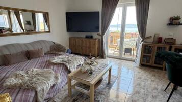 Apartemen (Two Bedroom Apartment) | Ruang keluarga | Televisi layar datar 32-inci dengan saluran TV kabel
