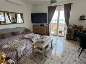 شقة (Two Bedroom Apartment) | غرفة المعيشة | تلفزيون بشاشة مسطحة بحجم 32-بوصة يعرض قنوات تلفزيونية باشتراك مدفوع