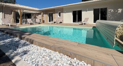 Jolie Villa neuve climatisée avec piscine 3 chambres 3 salles de bain .