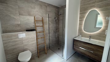 Douche, sĂšche-cheveux, serviettes fournies, savon