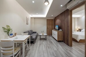 Basement One-bedroom Suite | Free WiFi, bed sheets