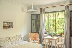 Tabla de planchar con plancha, wifi y ropa de cama
