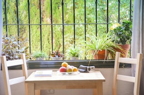 Dining - Simple studio in residential area. Very quiet (Sevilla)