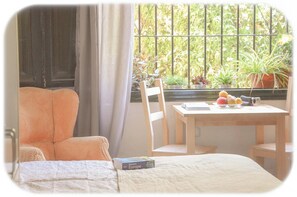 Silitysrauta/-lauta, Wi-Fi, vuodevaatteet