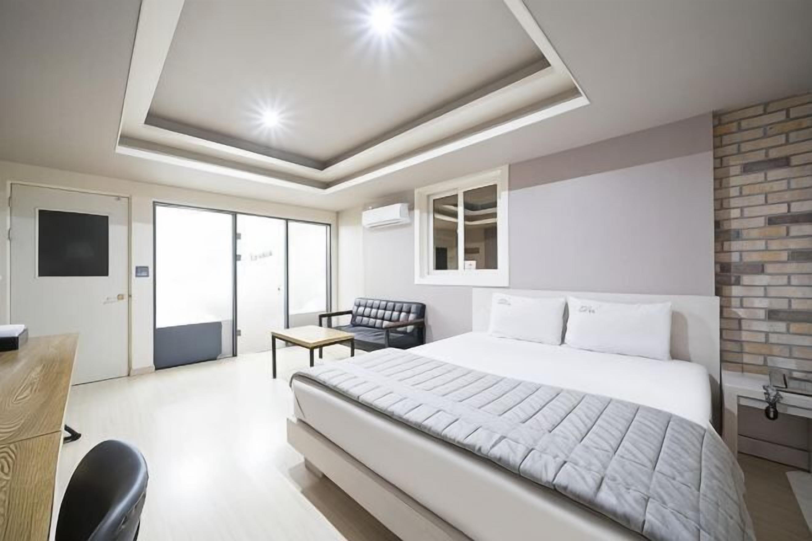 WiFi (free), bed sheets