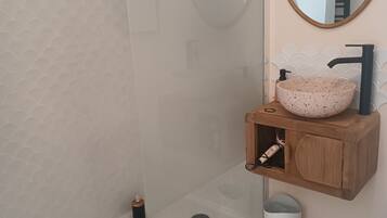 Een douche, een haardroger, handdoeken, zeep