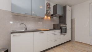 Kjøleskap, mikrobølgeovn, ovn og oppvaskmaskin