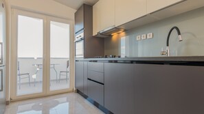 Geladeira, micro-ondas, fogão, lava-louças