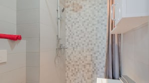 Dusche, Haartrockner, Handtücher