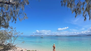 På stranden och solstolar