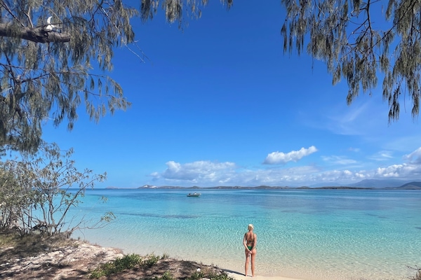 En la playa y camastros