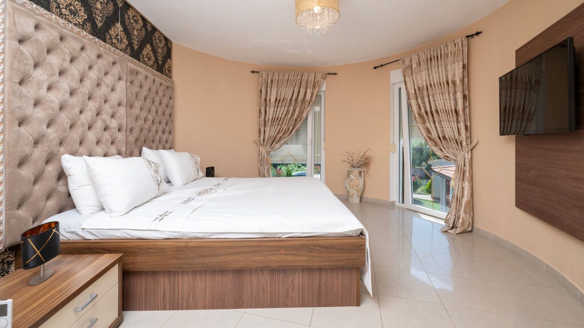 12 bedrooms, iron/ironing board, free WiFi, bed sheets