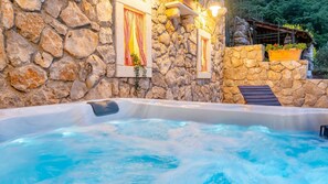 Outdoor spa tub