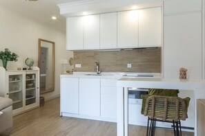 Een koelkast, een oven, een vaatwasser, een koffiezetapparaat/waterkoker