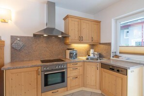 Fridge, oven, stovetop, dishwasher - Apartment in Hollersbach with terrace (Hollersbach im Pinzgau)