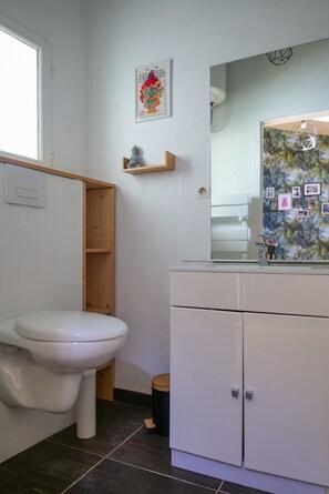 Douche, sèche-cheveux