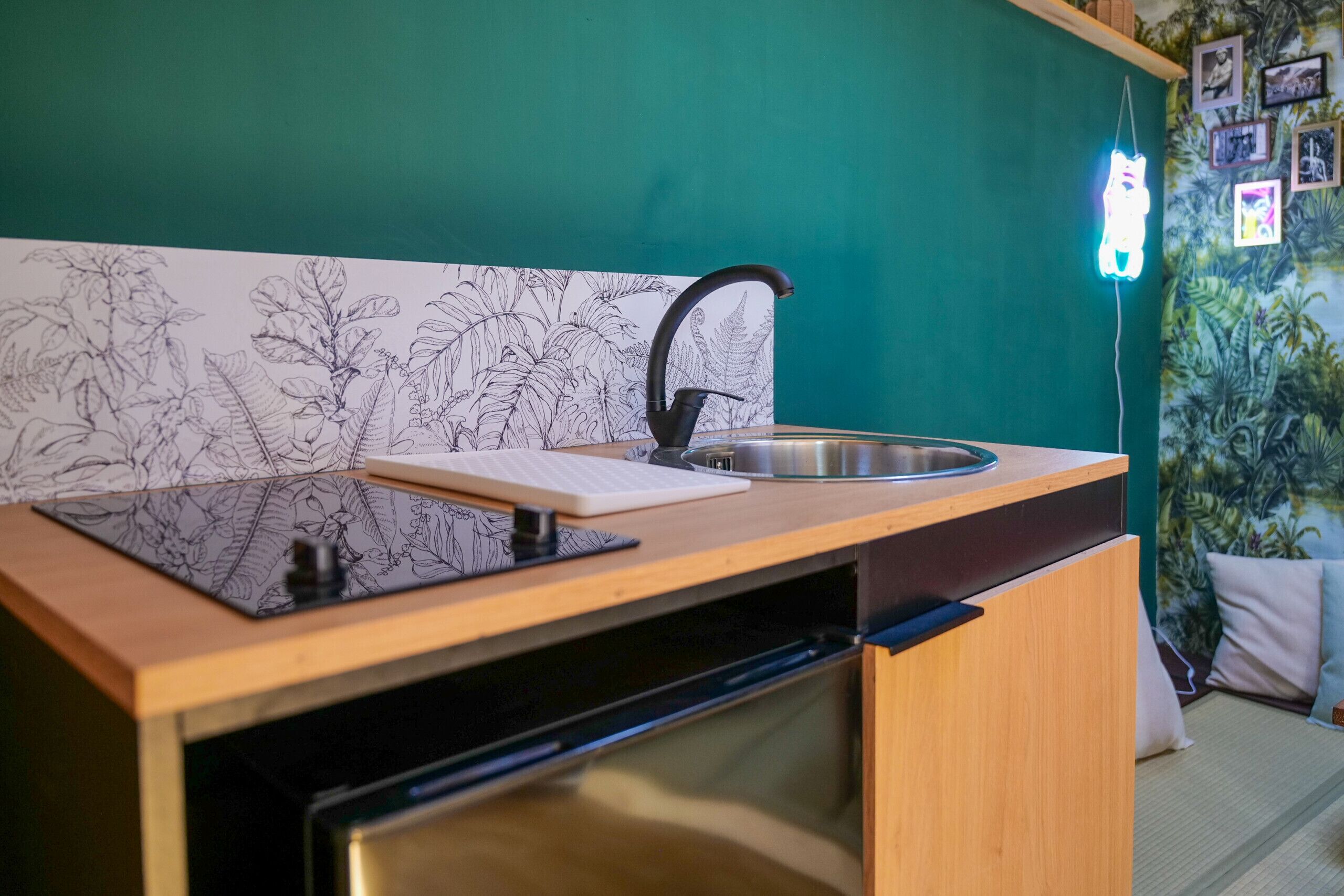 Geladeira, micro-ondas, cafeteira/chaleira, chaleira elétrica