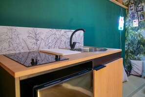 Réfrigérateur, micro-ondes, cafetière/bouilloire, bouilloire électrique