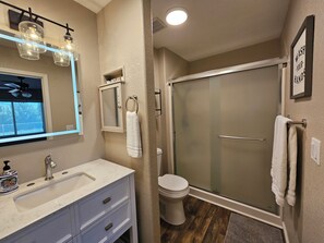 Shower, towels, soap, shampoo - Hill Top-Beautiful Mountain views next to Clear Creek, River, Sedona, & more! (Camp Verde)