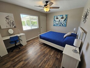 3 عدّة غرف نوم وخزنة داخل الغرفة ومكتب ومكواة/لوح كي