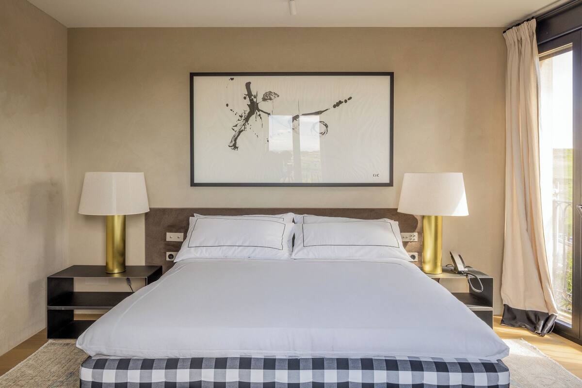 Deluxe Double or Twin Room | In-room safe, desk, free WiFi, bed sheets