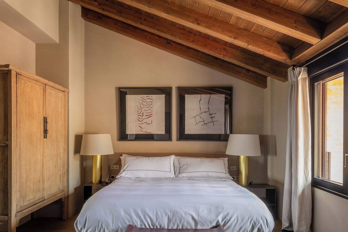 Deluxe Double or Twin Room | In-room safe, desk, free WiFi, bed sheets