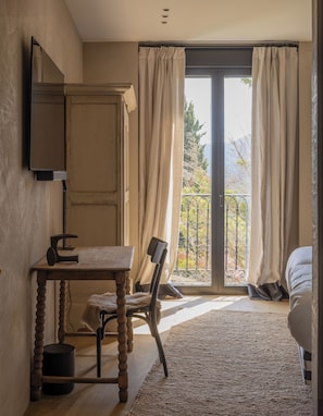 Deluxe Double or Twin Room | In-room safe, desk, free WiFi, bed sheets
