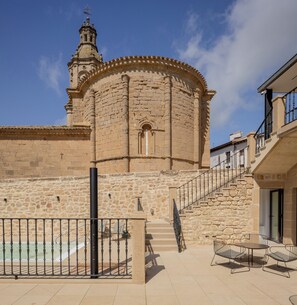 Outdoor pool - Hotel Boutique Mirador de Deyo (Villamayor de Monjardín)