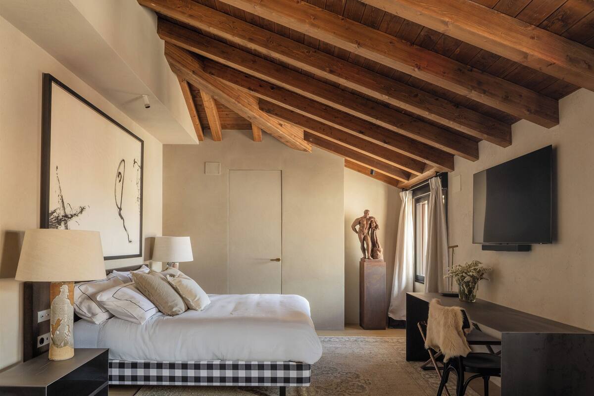 Junior Studio Suite | In-room safe, desk, free WiFi, bed sheets