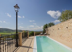 Outdoor pool - Hotel Boutique Mirador de Deyo (Villamayor de Monjardín)