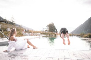 Piscine extérieure (ouverte en saison), parasols de plage