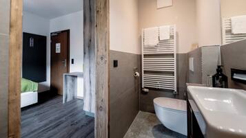 Basic Single Room, Balcony, Mountain View | Bathroom