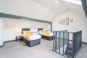 4 slaapkamers, een bureau, een strijkplank/strijkijzer, gratis wifi