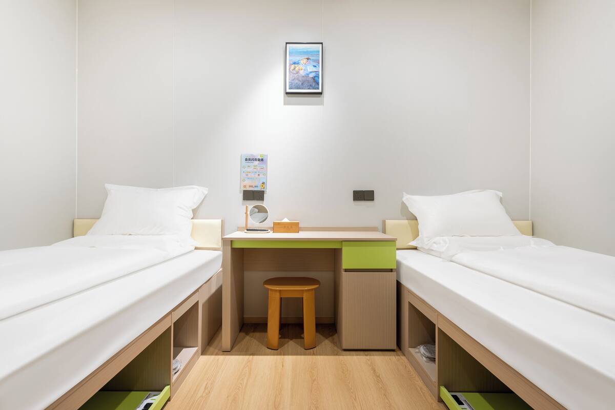 Comfort Twin Room | Laptop workspace, free WiFi
