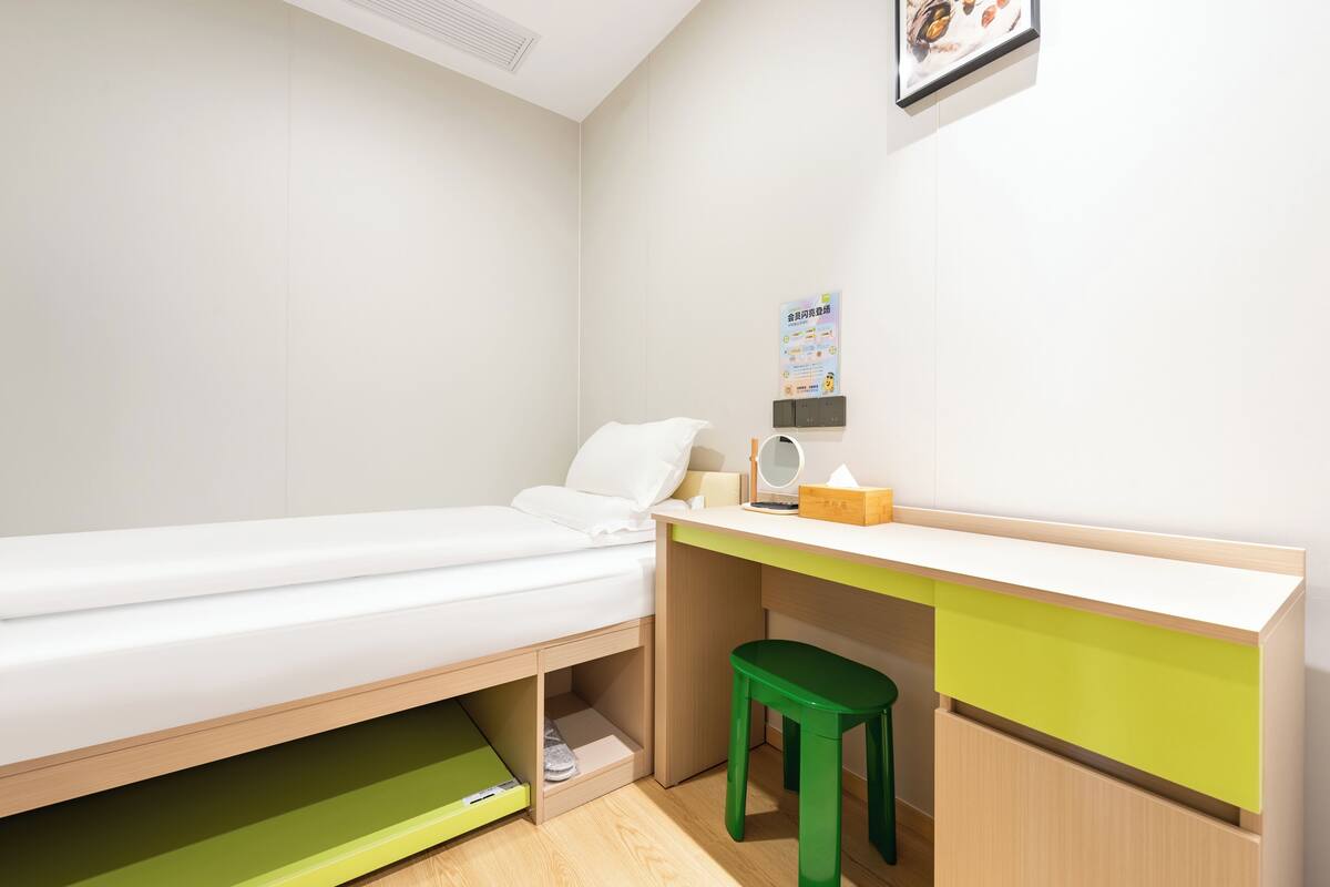 Classic Single Room | Laptop workspace, free WiFi