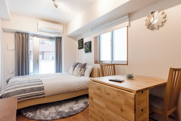 Modern Elegance in Shinjuku Gyoenmae | Desk, free WiFi