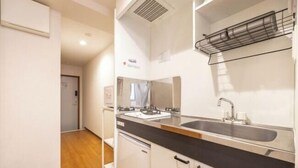 Desk, WiFi (free), individually furnished - Dash Living Shinjuku (Tokyo)