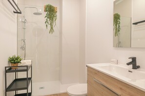 Appartement Standard, plusieurs chambres (Calahonda Beach B) | Salle de bain | Douche, serviettes fournies, savon, shampoing