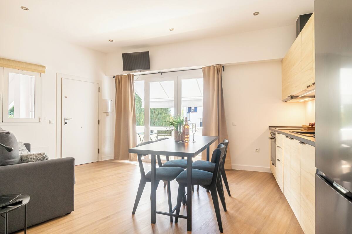 Standard Apartment, 1 Bedroom, Microwave (Calahonda Beach A) | Dining