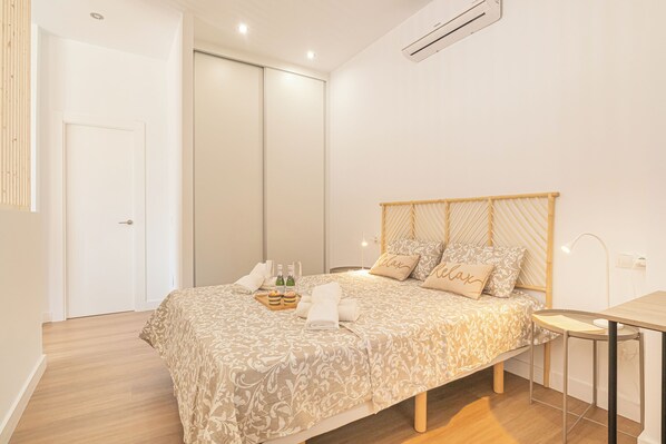 Apartamento estándar, varias habitaciones (Calahonda Beach A) | 1 dormitorio y espacio para trabajar con un portátil