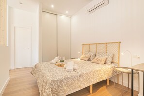 A bedroom with a bed, bedside table, and a small table with a lamp. - Calahonda Beach (Mijas)