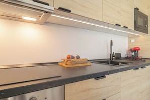 Apartament estàndard, 1 dormitori (Calahonda Beach A) | Cuina privada | Frigorífic, microones, forn i placa de cuina